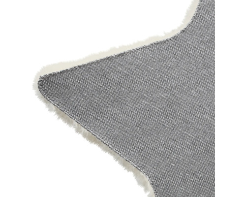 Detailansicht eines grauen Teppichs mit Sternform und Fransen