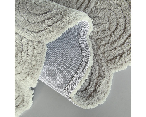 Detailansicht eines grauen Badvorlegers mit spiralförmigem Muster