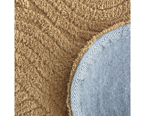 Detailansicht eines runden Teppichs mit Flor und gewebter Rückseite