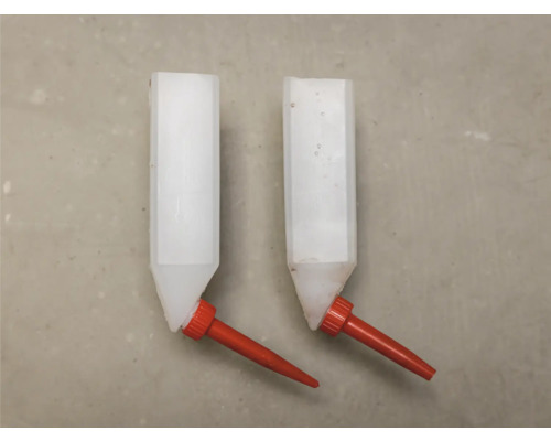 Zwei Tier Tränken aus Kunststoff mit rotem Nippel