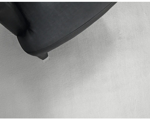 Detail eines schwarzen Sofas mit kleinem Fuß