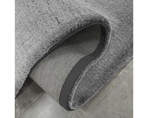 Grauer Teppich mit hochflorigem Flor und Textilrücken