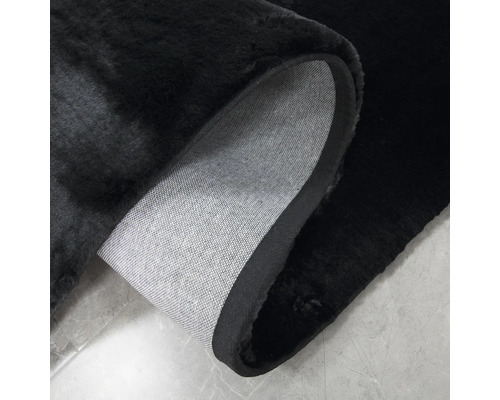 Schwarzer Teppich mit hochflorigem Flor und Textilrücken