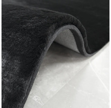 Detailansicht eines schwarzen Teppichs mit Flor