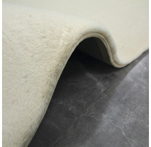 Detailansicht eines hellen Teppichs mit weicher Oberfläche