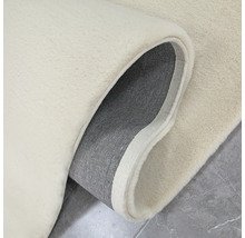 Detailansicht eines Teppichs mit Flor und Geweberückseite