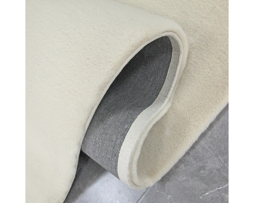 Detailansicht eines Teppichs mit Flor und Geweberückseite