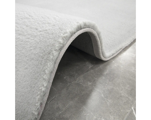 Detailansicht eines grauen Teppichs mit Flor