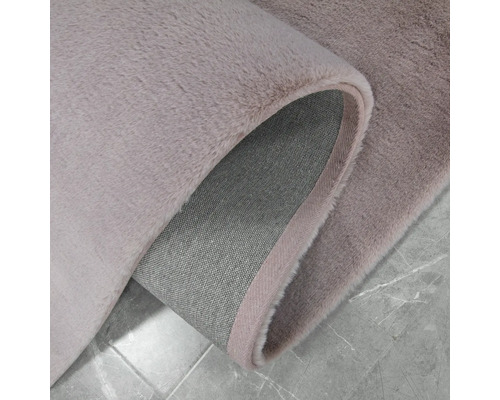 Detailansicht eines hellen Teppichs mit hochflorigem Flor