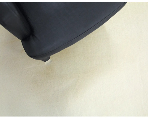 Detailansicht eines schwarzen Stuhls mit Fuß