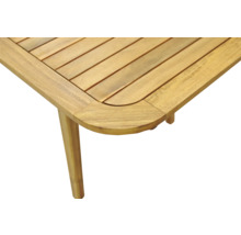 Detailansicht einer Gartentischplatte aus Holz mit abgerundeten Ecken und Tischbein