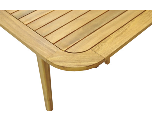 Detailansicht einer Gartentischplatte aus Holz mit abgerundeten Ecken und Tischbein