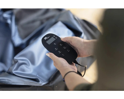 Person hält eine MSpa Fernbedienung über einen aufblasbaren Whirlpool