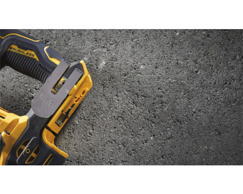Detailansicht eines gelben DeWalt Akku-betriebenen Elektrowerkzeugs mit Bürstenloser Technologie