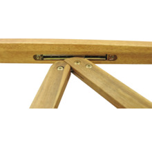 Detailansicht eines Klapptisches aus Holz mit Beschlägen und Schrauben