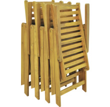 Stapel aus zusammengeklappten Gartenstühlen aus Holz