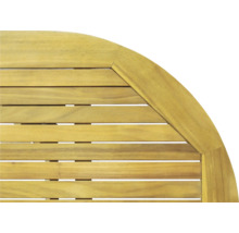 Detailansicht einer runden Gartentischplatte aus Holz mit Lattenstruktur