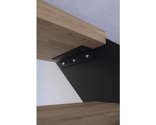Detailaufnahme einer Holzregalhalterung mit schwarzer Metallkonsole und Schraubenbefestigung