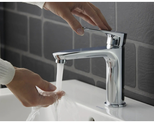 Einhandmischer im Badezimmer mit laufendem Wasser