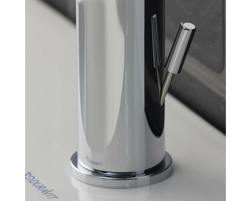 Detailansicht einer Armatur aus Metall im Badezimmer