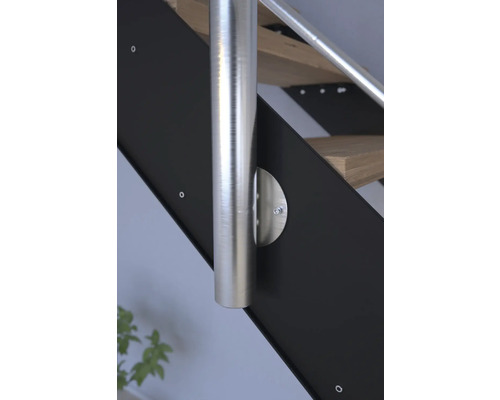 Detail einer Treppe mit Edelstahlgeländer und schwarzen Seitenwangen