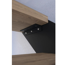 Detailansicht eines Regals mit schwarzer Halterung und Holzbrett