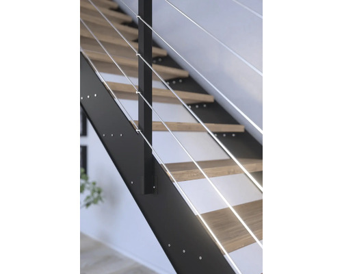 Detailaufnahme einer Treppe mit Holzstufen und Metallgeländer