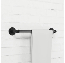 Schwarzer Handtuchhalter aus Metallrohr an einer Wand mit einem Handtuch