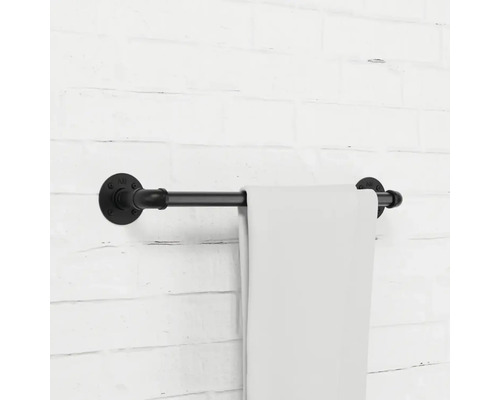 Schwarzer Handtuchhalter aus Metallrohr an einer Wand mit einem Handtuch
