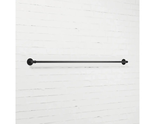 Schwarzer Handtuchhalter aus Metall an einer weißen Wand