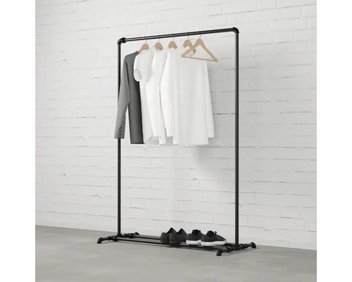 Kleiderständer aus Metallrohr mit Kleidung und Schuhen