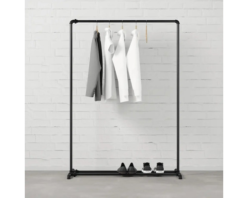 Kleiderständer aus Metall mit Kleidung und Schuhen