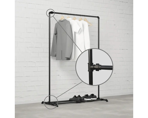 Kleiderständer mit Kleidung und Schuhen