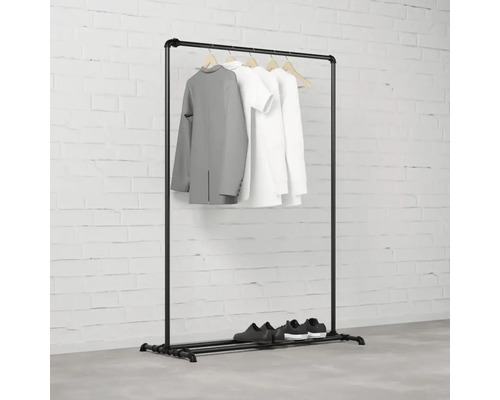 Kleiderständer aus Metall mit Kleidung und Schuhen