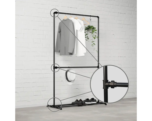 Kleiderständer aus Rohren mit Kleidung, Hut und Schuhen