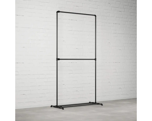 Kleiderständer aus Rohren im Industriedesign vor einer Ziegelwand