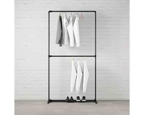 Schwarzer Kleiderständer mit Kleidung und Schuhen