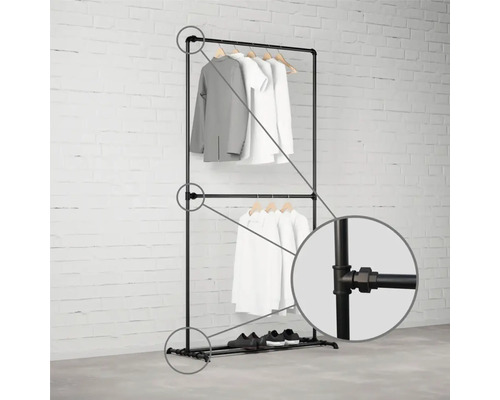 Kleiderständer aus Rohren mit zwei Ebenen für Kleidung und einer Ablage für Schuhe.