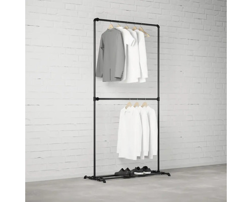 Schwarze Kleiderstange mit Kleidung und Schuhen