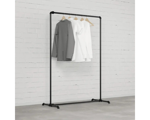 Kleiderständer aus Rohren mit Kleidung an Holzbügeln