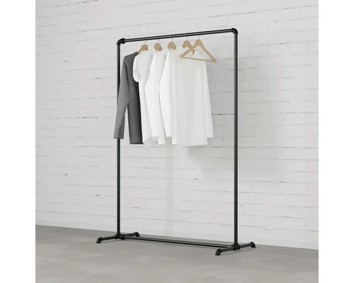 Kleiderständer mit daran hängender Kleidung vor einer Wand