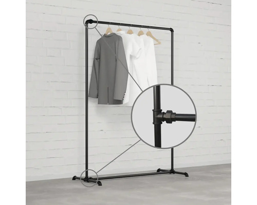 Schwarze Kleiderstange aus Metallrohr mit Kleidung