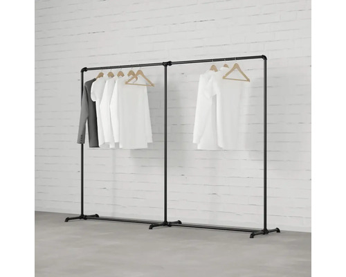 Schwarzer Kleiderständer aus Metall mit daran hängender Kleidung.