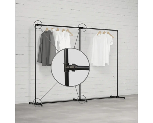 Kleiderständer aus Metallrohren mit Kleidung an Holzkleiderbügeln