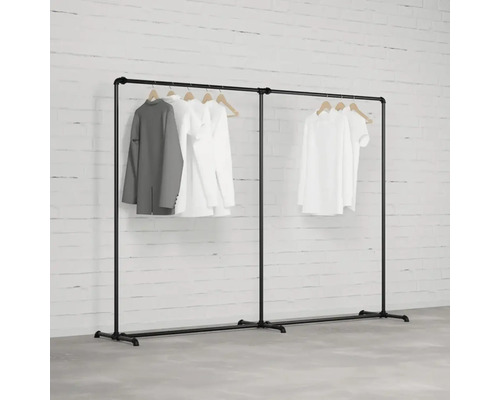 Schwarzer Kleiderständer aus Metall mit Kleidung