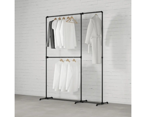 Kleiderständer aus Rohren mit Kleidung