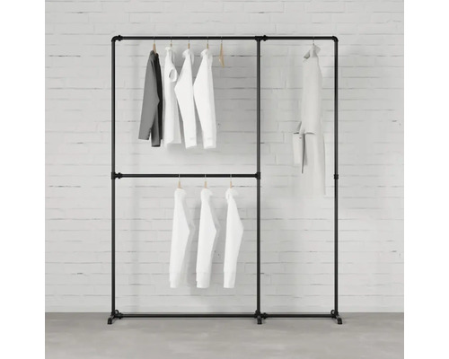 Kleiderständer aus Metallrohr mit mehreren Kleidungsstücken