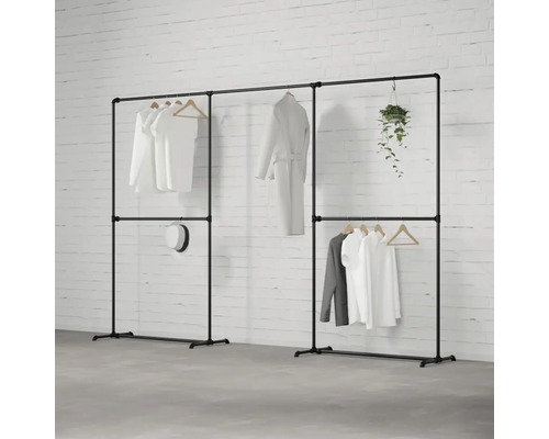 Freistehende Garderobe aus Metallrohren mit Kleidung und Dekoration