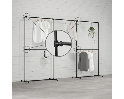 Zwei schwarze Kleiderständer mit Kleidung und Detailansicht einer Rohverbindung.