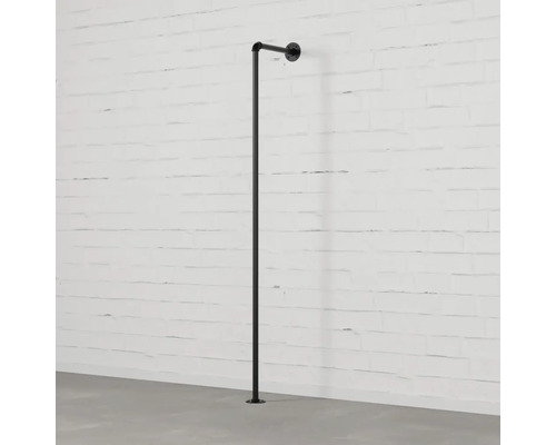 Schwarze Kleiderstange aus Metall zur Wandmontage.